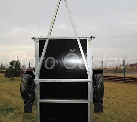 Přívěsný vozík NSV má v základním provedení 1 příčnou výztuhu podlahy